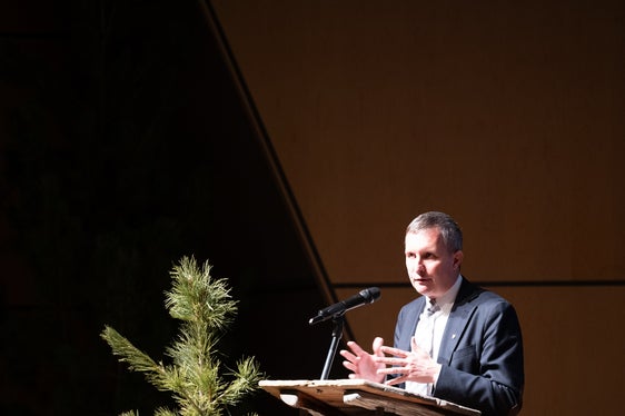 L'assessore provinciale Luis Walcher ha sottolineato che “un bosco di protezione sano è di grande importanza per gli insediamenti, le infrastrutture e le aree agricole”. (Foto: USP/Ripartizione Servizio forestale)