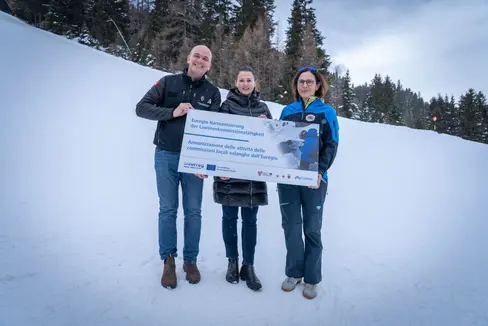 L'assessora alla Sicurezza Astrid Mair del Tirolo (al centro) con la direttrice dell'Ufficio Meteorologia e prevenzione valanghe Michaela Munari dell'Alto Adige (a destra) e il direttore generale della Protezione civile Stefano Fait del Trentino (a sinistra) (Foto: Land Tirol/Hörmann)