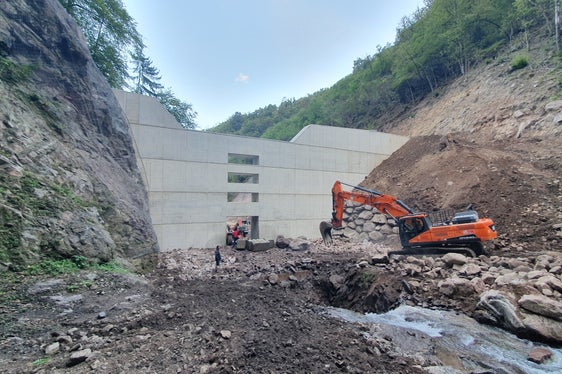 Die neue Rückhaltesperre im Sinichbach - die Aufnahme entstand während der Bauphase - ist auf der Abflusssektion 12 Meter und auf dem seitlichen Flügel 15 Meter hoch und rund 40 Meter breit. (Foto: LPA/Landesamt für Wildbach- und Lawinenverbauung Süd)