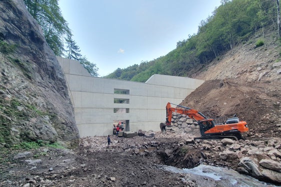 Die neue Rückhaltesperre im Sinichbach - die Aufnahme entstand während der Bauphase - ist auf der Abflusssektion 12 Meter und auf dem seitlichen Flügel 15 Meter hoch und rund 40 Meter breit. (Foto: LPA/Landesamt für Wildbach- und Lawinenverbauung Süd)
