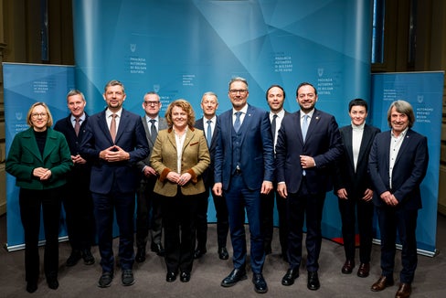 Im ersten Jahr der Amtszeit hat sich die Landesregierung bestehend aus Magdalena Amhof, Luis Walcher, Daniel Alfreider, Christian Bianchi, Rosmarie Pamer, Peter Brunner, Arno Kompatscher, Philipp Achammer, Marco Galateo, Ulli Mair und Hubert Messner (von links nach rechts) intensiv mit Herausforderungen zum leistbaren Leben und Wohlstand befasst. (Foto: LPA/Fabio Brucculeri)