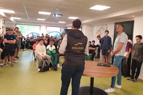 Im Rahmen des Orientierungsprojektes bekamen an einem Vormittag rund 90 Schülerinnen und Schüler die Gelegenheit, einen Blick hinter die alltägliche Arbeit verschiedener Handwerksberufe zu werfen, Fragen vorzubringen oder Kontakte zu schließen. (Foto: BBZ Zuegg Meran)