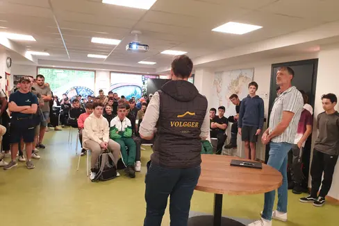 Im Rahmen des Orientierungsprojektes bekamen an einem Vormittag rund 90 Schülerinnen und Schüler die Gelegenheit, einen Blick hinter die alltägliche Arbeit verschiedener Handwerksberufe zu werfen, Fragen vorzubringen oder Kontakte zu schließen. (Foto: BBZ Zuegg Meran)