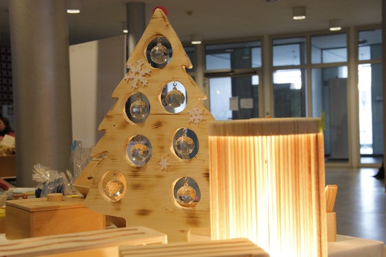 Weihnachtsdekoration, gefertigt von Nutzerinnen und Nutzern der Sozialwerkstätten, Diensten zur Arbeitsrehabilitation und Rehabilitationseinrichtungen, gab es beim Solidarischen Weihnachtsmarkt zu bestaunen. (Foto: LPA/Hannes Wisthaler)