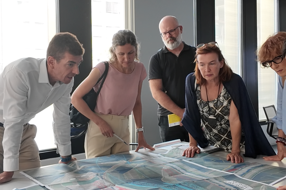 Am Treffen nahm auch Florian Trojer (Bildmitte), Geschäftsführer des Heimatpflegeverbandes Südtirol teil. (Foto: LPA/Ressort Infrastrukturen und Mobilität)