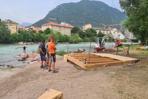 Sulla riva sinistra dell'Isarco, presso ponte Loreto a Bolzano, l'Agenzia per la Protezione Civile ha allestito una nuova zona ricreativa che sarà inaugurata dall'assessore Schuler il 30 giugno (Foto: ASP/Agenzia per la Protezione civile)