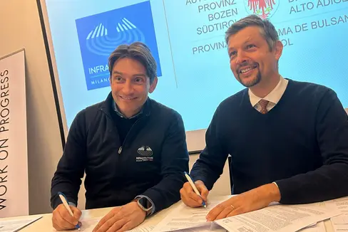 Simico-Geschäftsführer Luigivalerio Sant'Andrea und Mobilitätslandesrat Daniel Alfreider bei der Unterzeichnung der Verträge für die Arbeiten an den Straßen im Pustertal. (Foto: LPA/Benjamin Niederkofler)