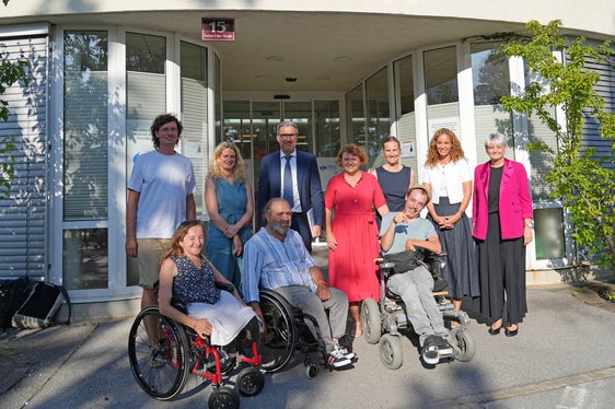 Selbstbestimmt Leben bietet bedarfsgerechte Persönliche Assistenz an. Landeshauptmann Arno Kompatscher (hinten, 3. v. l.), Landesrätin Pamer (hinten, 4. v. l.) und Ressortdirektorin Michela Morandini (1. v. r.) informierten sich vor Ort über diese Unterstützungsleistung für Menschen mit Behinderungen. (Foto: Land Tirol/Mara Dorfmann)