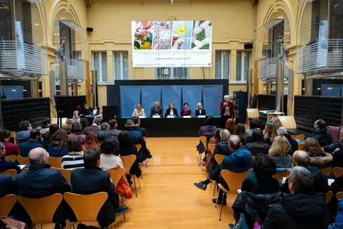 Im Innenhof von Landhaus 1 fand heute (21. November) ein Netzwerktreffen statt, bei dem sich Vertretungen der öffentlichen Verwaltungen und des Dritten Sektors zu den Instrumenten der Mitgestaltung und Mitplanung informierten. (Foto: LPA/Fabio Brucculeri)