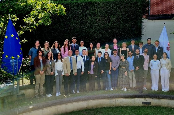 Foto di gruppo per i 27 studenti e gli organizzatori al termine della Euregio Brussels School 2024. (Foto: Euregio)