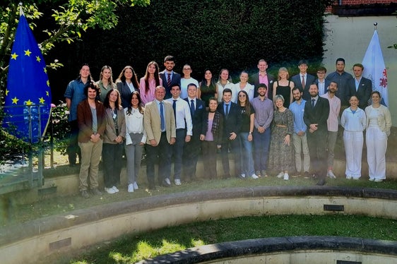 Foto di gruppo per i 27 studenti e gli organizzatori al termine della Euregio Brussels School 2024. (Foto: Euregio)