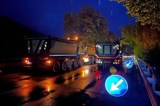 Für die Brücken auf den Straßen in Südtirol gibt es ein umfangreiches Kontroll- und Überwachungsnetz. Dazu gehören die Brückentests wie im Mai auf Brennerstaatsstraße. (Foto: LPA/Landesabteilung Tiefbau)