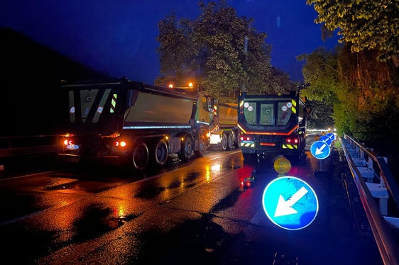 Für die Brücken auf den Straßen in Südtirol gibt es ein umfangreiches Kontroll- und Überwachungsnetz. Dazu gehören die Brückentests wie im Mai auf Brennerstaatsstraße. (Foto: LPA/Landesabteilung Tiefbau)