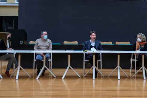 Stephan Tschigg (2. v. r.) bei den Verhandlungen für den Vertrag des Lehrpersonals 2021 mit (v. l.) Landesschuldirektorin Sigrun Falkensteiner, Bildungsdirektor Gustav Tschenett und der ladinischen Bildungs- und Kulturdirektorin Edith Ploner (Foto: LPA/Fabio Brucculeri)