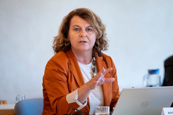 L'assessora provinciale alla Coesione sociale Rosmarie Pamer ha illustrato le misure attualmente in atto volte a ridurre i lunghi tempi di attesa per la valutazione della non autosufficienza anche nel comprensorio della Val Venosta. (Foto: USP/Fabio Brucculeri)