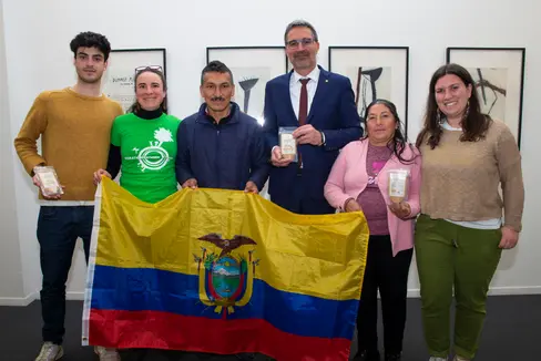 Gruppenfoto mit den Delegationen von Copropap und Operation Daywork (OD): (v. l.) Gabriele Fantozzi, Erica Barbieri (beide OD), Eddyn Javier Cortes (Copropap), Landeshauptmann Arno Kompatscher, Maria Blanca Lopez de la Cruz (Copropap), Anna Carteri (OD) (Foto: LPA/Guido Steinegger)