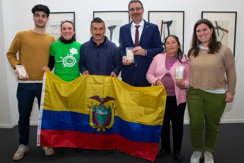 Gruppenfoto mit den Delegationen von Copropap und Operation Daywork (OD): (v. l.) Gabriele Fantozzi, Erica Barbieri (beide OD), Eddyn Javier Cortes (Copropap), Landeshauptmann Arno Kompatscher, Maria Blanca Lopez de la Cruz (Copropap), Anna Carteri (OD) (Foto: LPA/Guido Steinegger)
