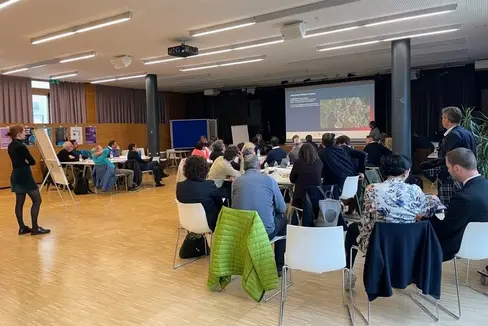 Bei mehreren Treffen haben die Interessensvertretungen über die umweltfreundliche Nahverkehrsverbindung Standseilbahn Meran-Schenna diskutiert. (Foto: Mobilitätsressort)