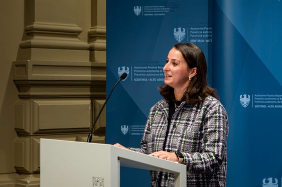 Stephanie Goldner, Vizebürgermeisterin in Kurtatsch, berichtete von den (positiven) Erfahrungen ihrer Gemeinde mit dem Jugendhaushalt und ermutigte weitere Gemeinden, dieses Projekt als Chance zu sehen. (Foto: LPA/Fabio Brucculeri)