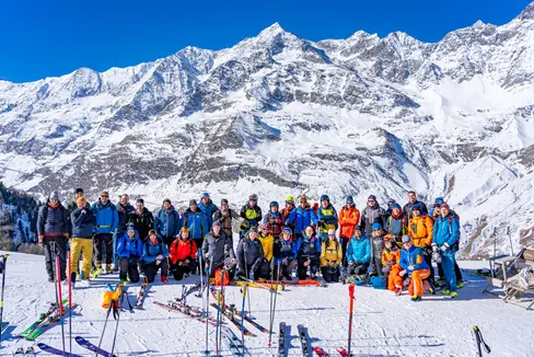 Foto di gruppo per i partecipanti al seminario di formazione Valanghe in teoria e pratica del 10 febbraio a Plan
(Foto: ASP/Ufficio Meteorologia e prevenzione valanghe/Lukas Ruetz)