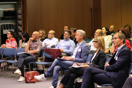 Vorstudien, Bewertung, Umsetzung: Wie erfolgt eine Priorisierung der Schutzbauten in Südtirol, im Trentino, in Österreich, in Bayern und in der Schweiz? Blick in die Teilnehmenden des Workshops im Pastoralzentrum, in der ersten Reihe von rechts der Direktor der Agentur für Bevölkerungsschutz Klaus Unterweger, Irene Rischia vom Höheren Institut für Umweltschutz und Umweltforschung ISPRA, der Direktor des Landeswarnzentrums Willigis Gallmetzer (Foto: LPA/Maja Clara)