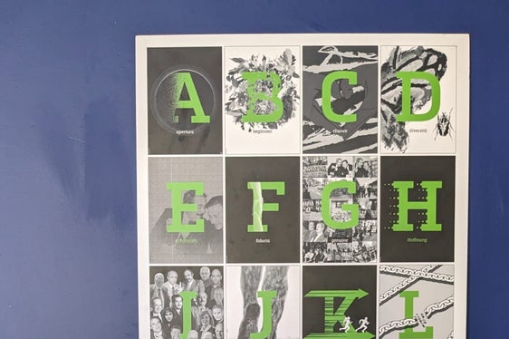 Uno dei 26 manifesti realizzati dagli studenti della Scuola professionale commercio e grafica “Johannes Gutenberg” di Bolzano per il Museo del Presente e della Memoria della lotta alle mafie. (Foto: ASP/Ingo Dejaco)