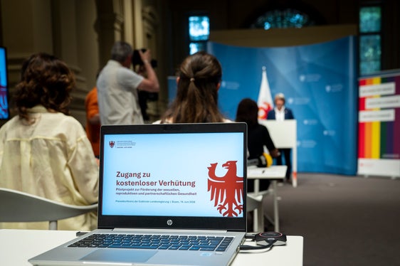 Im Mittelpunkt des Pilotprojekt stehen auch Aufklärung und Beratung. Junge Menschen sollen lernen, Verhütungsmittel richtig anzuwenden und sich vor ungewollten Schwangerschaften sowie sexuell übertragbaren Infektionen zu schützen. (Foto: LPA/Fabio Brucculeri)