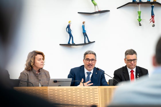 Sondersitzung im Bezirk Pustertal (von links): Soziallandesrätin Rosmarie Pamer, Landeshauptmann Arno Kompatscher, Bezirkspräsident Robert Alexander Steger (Foto: LPA/Fabio Brucculeri)