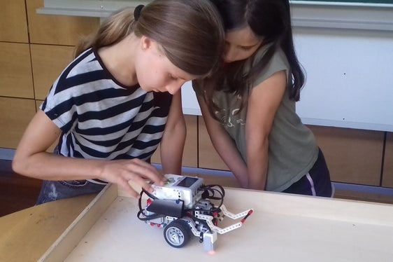 Romy Köllemann (l.) und Samira Falk Rufin mit ihrem Lego-Roboter (Foto: LPA/Martin Niederkofler)