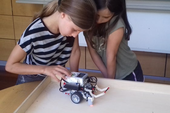 Romy Köllemann (l.) und Samira Falk Rufin mit ihrem Lego-Roboter (Foto: LPA/Martin Niederkofler)