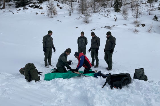 Reanimation nach einem Lawinennotfall: In Kleingruppen wurde im Gelände - im Bild in Schnals - gearbeitet. (Foto: LPA/Lawinenwarndienst)