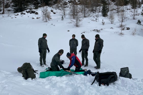 Rianimazione dopo un'emergenza valanghe. Il lavoro di esercitazione è stato svolto in piccoli gruppi sul campo, in foto a Senales. (Foto: USP/Ufficio Meteorologia e prevenzione valanghe)