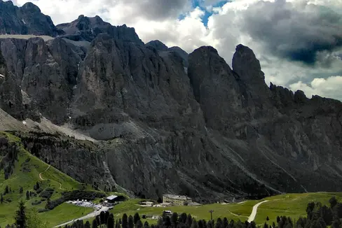 Vom 7. bis 11. Oktober stehen auf der Passstraße aufs Grödner Joch zwischen Plan de Gralba und der Passhöhe (im Bild) Asphaltierungsarbeiten an. (Foto: LPA/Angelika Schrott)
