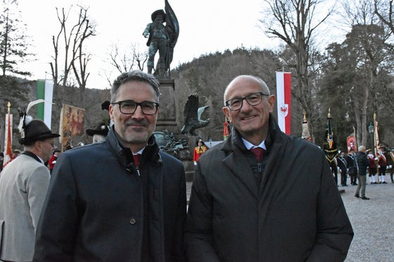 Landeshauptmann Arno Kompatscher (links) und sein Tiroler Amtskollege Anton Mattle trafen sich bei der Gedenkfeier vor dem Andreas-Hofer-Denkmal am Bergisel in Innsbruck. (Foto: Land Tirol/Schwarz)