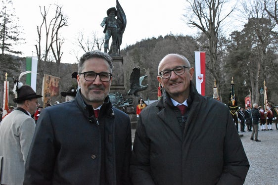 Il presidente della Provincia Arno Kompatscher (a sinistra) e il suo omologo tirolese Anton Mattle si sono incontrati alla cerimonia commemorativa davanti al monumento ad Andreas Hofer sul Bergisel a Innsbruck. (Foto: Land Tirol/Schwarz)