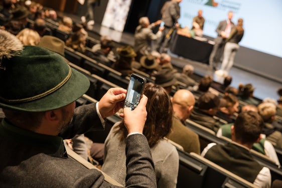 Über 300 Personen feierten im Waltherhaus in Bozen die angehenden Jägerinnen und Jäger dieses Jahrgangs. (Foto: LPA/Bernhard Aichner)