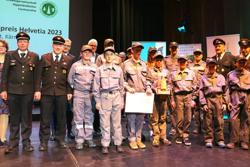 Hanno vinto nella loro categoria: i giovani vigili del fuoco dell'Alto Adige. Hanno piantato innumerevoli alberi e raggiunto almeno l'uno per cento della popolazione provinciale con la loro campagna. (Foto: Chris Thomas)