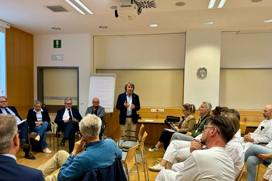 Gemeinsam mit den Mitarbeitenden sprach Gesundheitslandesrat Hubert Messner über aktuelle Herausforderungen und Perspektiven für die Gesundheitsversorgung in Schlanders und im Vinschgau. (Foto: LPA/Angelika Schrott)