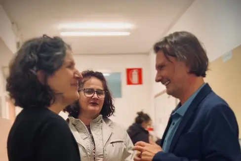 Il sovrintendente Vincenzo Gullotta con la dirigente Lidia Fellai (a sinistra) ed una docente. (Foto: ASP)