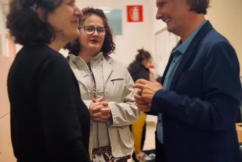 Il sovrintendente Vincenzo Gullotta con la dirigente Lidia Fellai (a sinistra) ed una docente. (Foto: ASP)