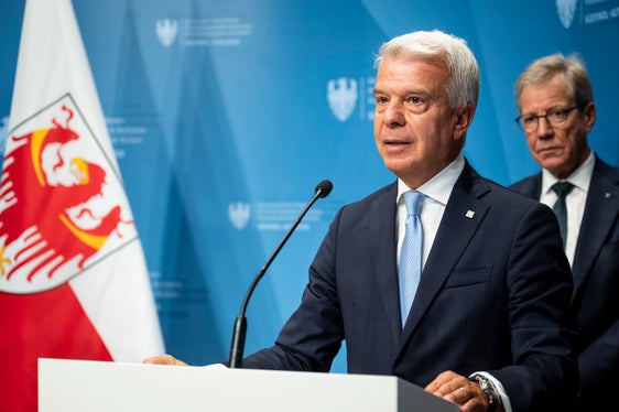 Die Neuerungen, insbesondere die Reduzierung des Zinssatzes für neue Bauspardarlehen, sind ein wichtiges Zeichen, das wir gemeinsam für die einheimische Bevölkerung gesetzt haben, erklärte Nicola Calabró, der Beauftragte Verwalter und Generaldirektor der Südtiroler Sparkasse. (Foto: LPA/Fabio Brucculeri)