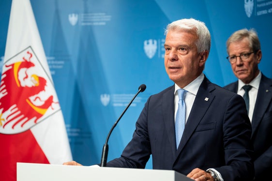 Die Neuerungen, insbesondere die Reduzierung des Zinssatzes für neue Bauspardarlehen, sind ein wichtiges Zeichen, das wir gemeinsam für die einheimische Bevölkerung gesetzt haben, erklärte Nicola Calabró, der Beauftragte Verwalter und Generaldirektor der Südtiroler Sparkasse. (Foto: LPA/Fabio Brucculeri)