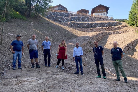 Lokalaugenschein am Sinichbach in Hafling (v.li.): Luis Kienzl, Manfred Tschöll, Willigis Gallmetzer, Bürgermeisterin Sonja Anna Plank, Landesrat Arnold Schuler, Klaus Unterweger, Fabio De Polo (Foto: LPA/Noemi Prinoth)