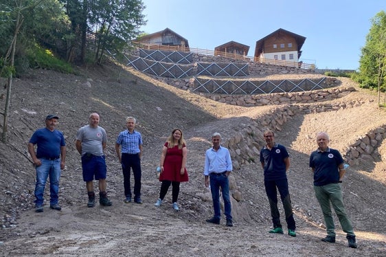 Sopralluogo al torrente Sinigo di Avelengo (da sinistra): Luis Kienzl, Manfred Tschöll, Willigis Gallmetzer, il sindaco Sonja Anna Plank, l'assessore Arnold Schuler, Klaus Unterweger, Fabio De Polo (Foto: LPA/Noemi Prinoth)