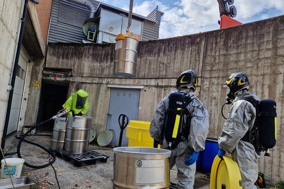 Auch den Umgang mit Gefahrgut und chemischen Substanzen haben die angehenden Berufsfeuerwehrleute geübt und erprobt; das Bild entstand während der Ausbildung. (Foto: LPA/Berufsfeuerwehr Bozen)