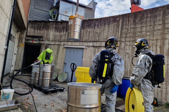 Auch den Umgang mit Gefahrgut und chemischen Substanzen haben die angehenden Berufsfeuerwehrleute geübt und erprobt; das Bild entstand während der Ausbildung. (Foto: LPA/Berufsfeuerwehr Bozen)