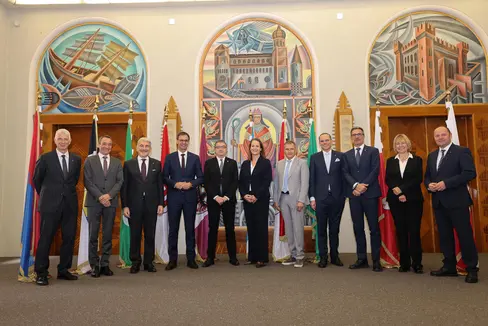 Unter dem Vorsitz des Trentiner Landeshauptmanns, Maurizio Fugatti (Fünfter von links), nahmen unter anderem der Landeshauptmann von Vorarlberg, Markus Wallner (Vierter von links), Landeshauptmann Arno Kompatscher (Dritter von rechts), der stellvertretende Landeshauptmann des Landes Tirol, Josef Geisler (rechts), der Unterstaatssekretär für internationale und europäische Beziehungen der Region Lombardei, Raffaele Cattaneo (Dritter von links), die Leiterin der Abteilung für europäische und internationale Angelegenheiten der Bayerischen Staatskanzlei, Tina Dangl (Mitte), sowie die Generalsekretärin der Alpenkonvention, Alenka Smerkolj (Zweite von rechts), an der Konferenz teil. (Foto: Juliet Astafan/Presseamt Land Trient)