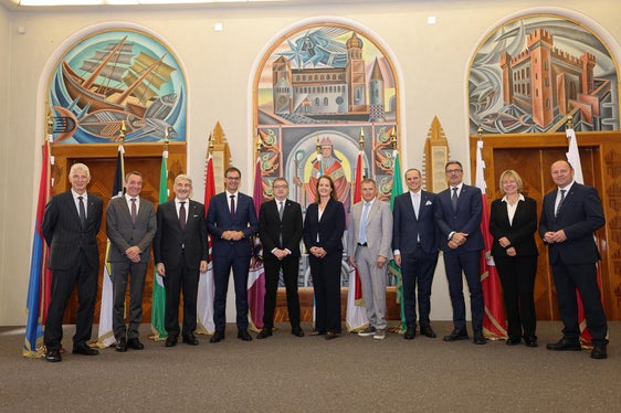 Presieduta dal presidente della Provincia autonoma di Trento Maurizio Fugatti, la Conferenza ha visto la partecipazione, tra gli altri, del presidente del Land Vorarlberg Markus Wallner, del presidente della Provincia autonoma di Bolzano Arno Kompatscher (terzo da destra), del vicepresidente del Land Tirolo Josef Geisler, del sottosegretario alle Relazioni internazionali ed europee della Regione Lombardia Raffaele Cattaneo, della dirigente generale per gli Affari europei e internazionali della Cancelleria dello Stato di Baviera Tina Dangl e della segretaria generale della Convenzione delle Alpi Alenka Smerkolj. (Foto: Juliet Astafan/Ufficio stampa Provincia autonoma di Trento)