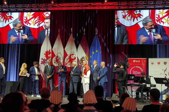 L'Artist Club ha ricevuto anche i complimenti del presidente della Provincia autonoma di Bolzano e dell'Euregio, Arno Kompatscher. (Foto ASP)