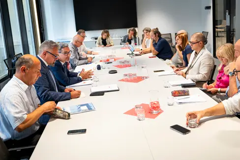 Il presidente della Provincia Kompatscher (nella foto il terzo da sinistra), l'assessora provinciale Amhof (la quarta da sinistra, nascosta in foto) e i dirigenti interessati dell'Amministrazione provinciale hanno incontrato i rappresentanti dei sindacati di settore. (Foto: USP/Fabio Brucculeri)